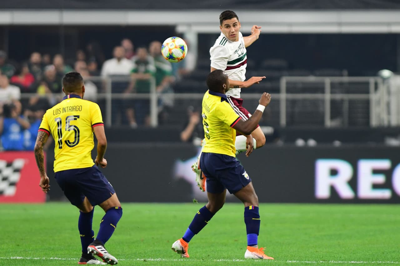 El lateral mexicano apenas pudo concluir el primer tiempo ante Ecuador.