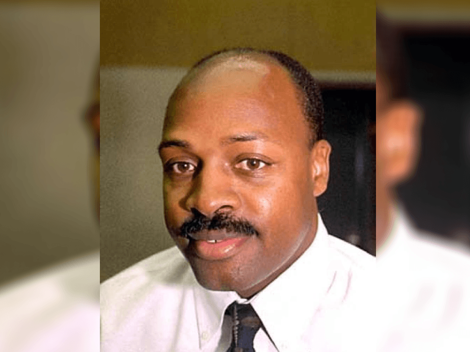 Definitivamente Carter demostró su compromiso con su ciudad natal, con su equipo y con la educación, pues en 2002 creó una fundación para ayudar a dar oportunidades educativas a minorías jóvenes.