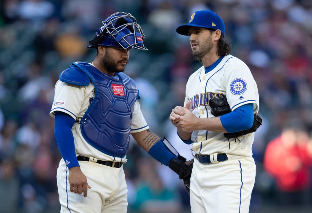 El pitcher relevista de los Mariners Cory Gearrin (der) permitió una carrera y que se llenaran las bases para Boston en la novena entrada.