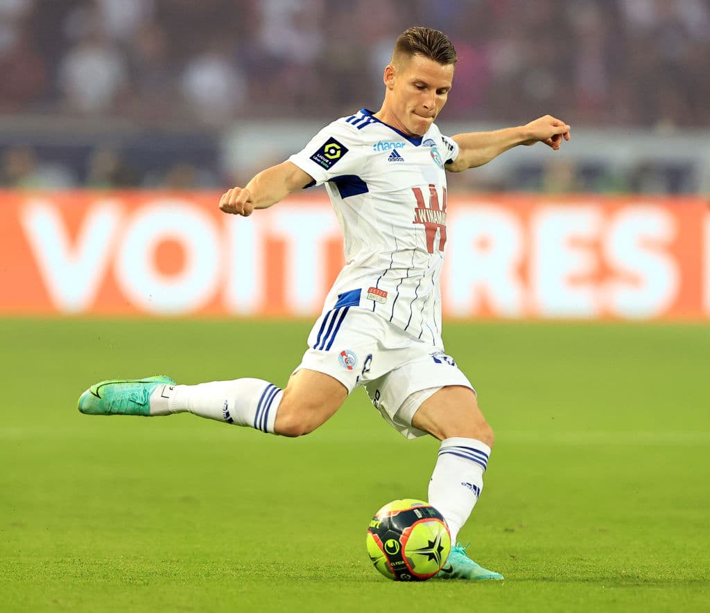 Paris Saint-Germain suma su segunda victoria en la Ligue 1 ante Estrasburgo 4-0. Mauro Icardi (3'), Kylian Mbappé (25'), Julian Draxler (27') y Pablo Sarabia (86') anotaron para el equipo local, mientras que para el Racing fueron Kevin Gameiro y Ludovic Ajorque. Previo al encuentro, el equipo parisino presentó a sus nuevos jugadores: Lionel Messi, Sergio Ramos, Gianluigi Donnaruma, Achraf Hakimi y Georginio Wijnaldum.