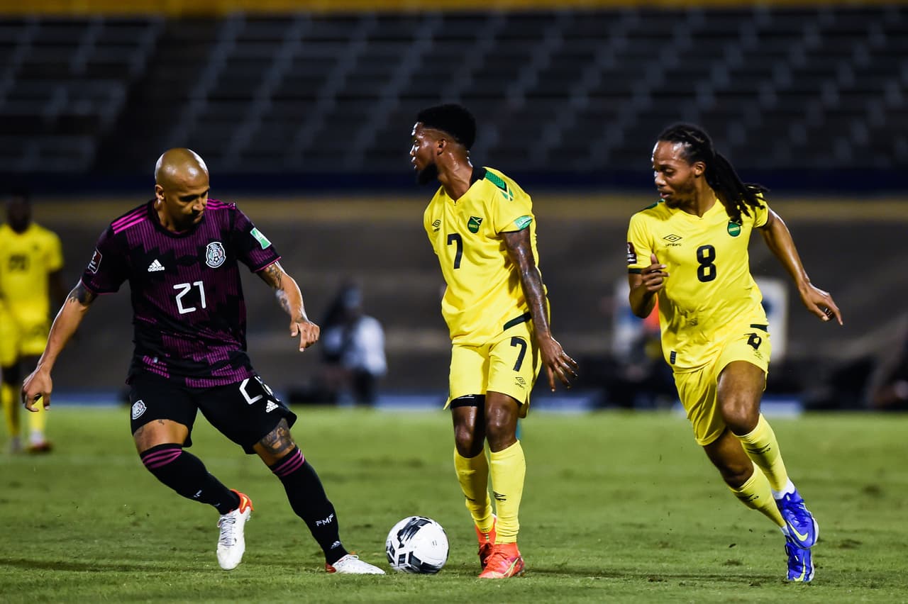 A México le bastan dos minutos para darle la vuelta a Jamaica y vencer 1-2 en Kingston.