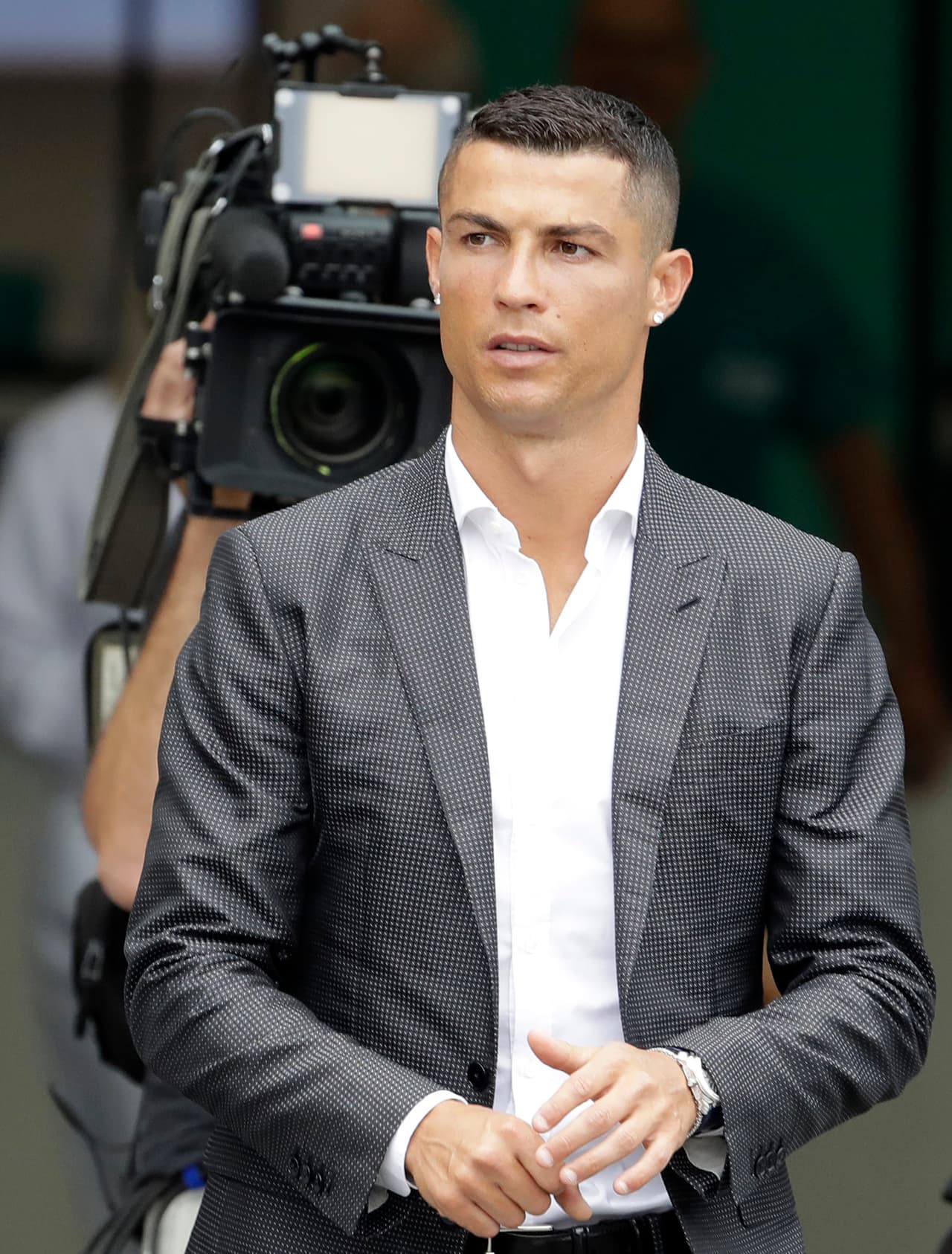 Vestido con traje negro y camisa blanca, Ronaldo desató la euforia de una hinchada que sueña con volver a levantar una Copa de Europa con la ayuda de CR7.
