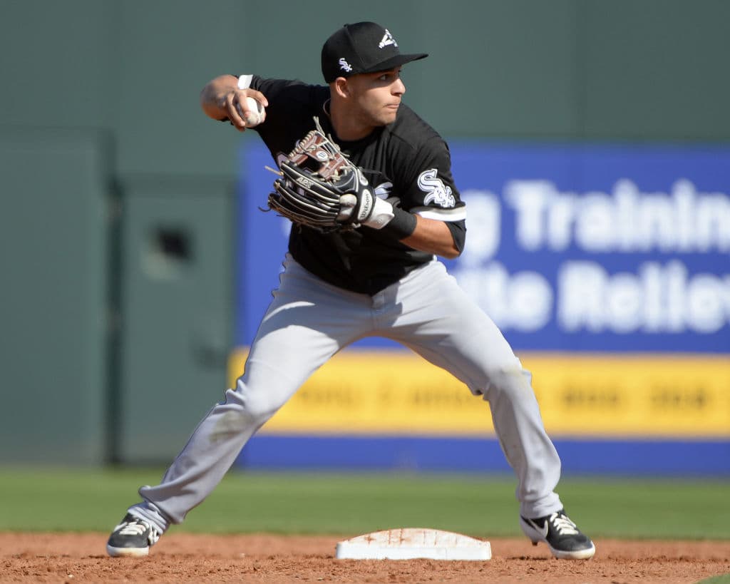 GRan reacción de Nick Madrigal, de los Chicago White Sox, fildea y lanza la pelota para conseguir el out.