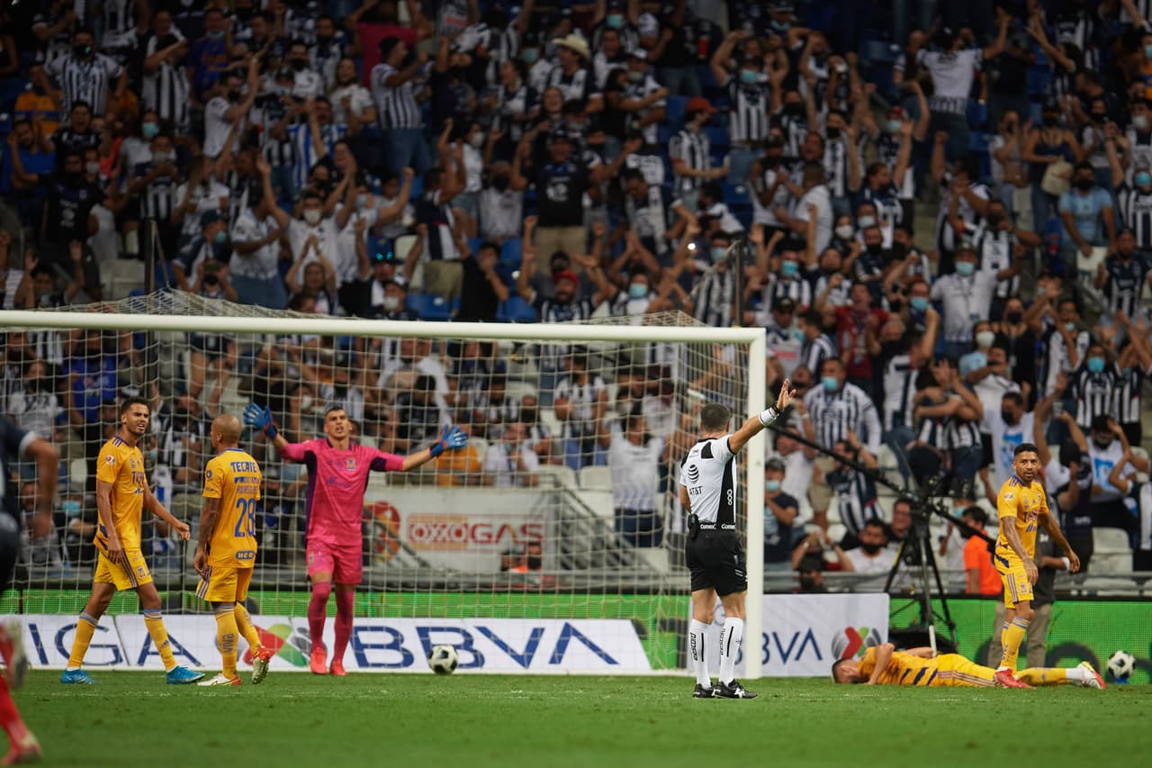 Los jugadores no podían creer lo que sucedió. El árbitro se interpuso en la conducción del 'Diente' López, ahí perdieron la pelota y en el contrataque, Rayados marcó.