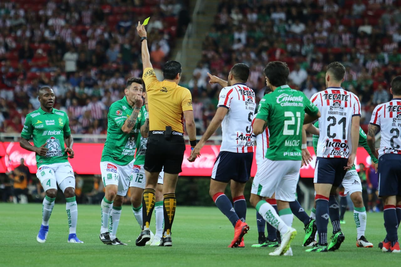 La intensidad del partido propició algunos empujones y jugadas de cuidado pero el árbitro mantuvo el control del juego.