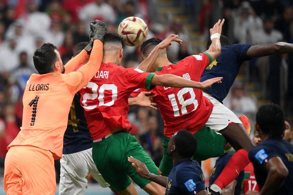 Francia eliminó a Marruecos en semifinales del Mundial de Qatar 2022, gracias a los goles de Theo Hernández en el minuto 5 y de Randal Kolo Muani en el 79, y jugará la final del domingo frente a Argentina en el estadio de Lusail.