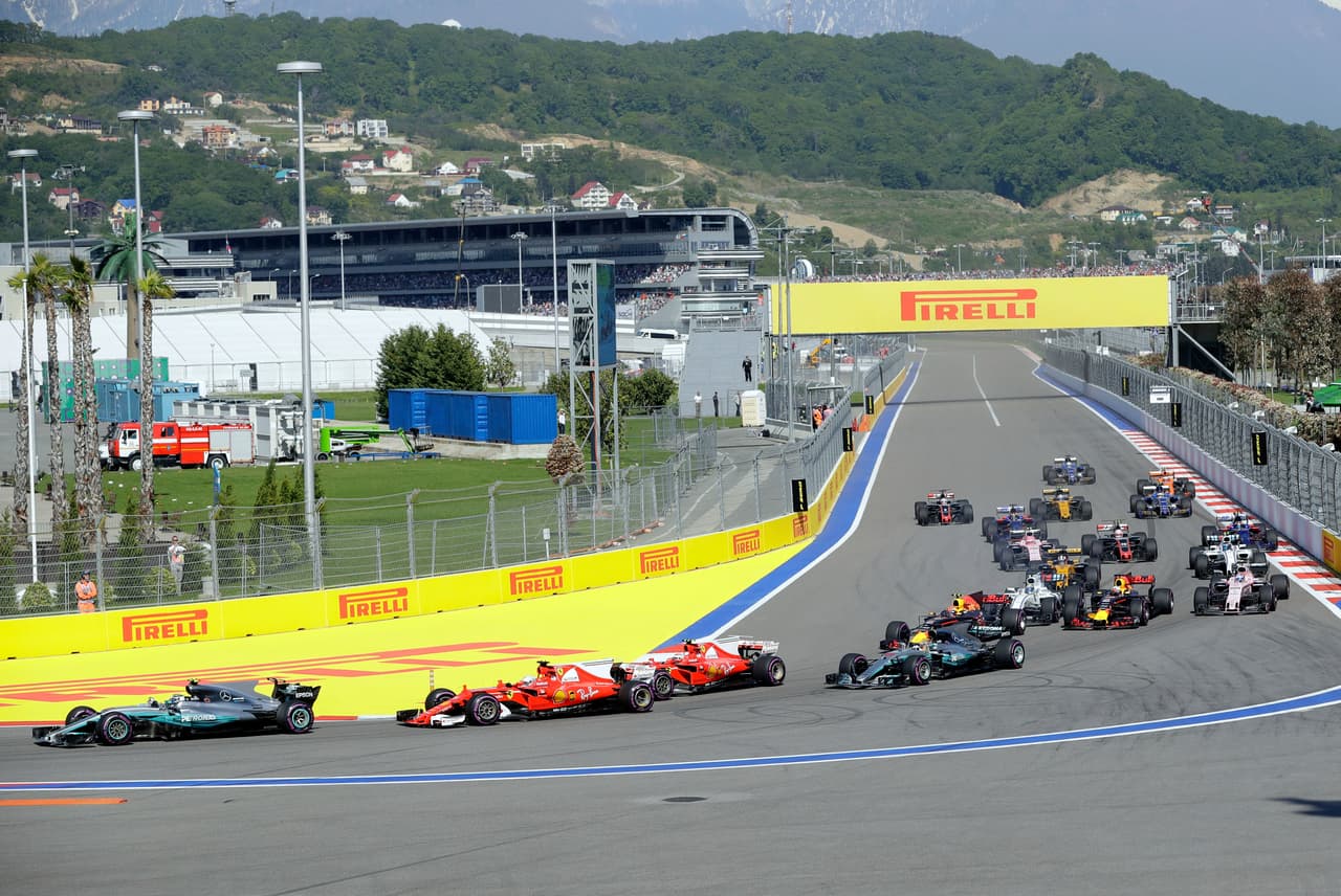 La largada estuvo muy apretada y así se mantuvo hasta cuando se produjo el primer y único accidente en la pista de Sochi durante esta jornada.