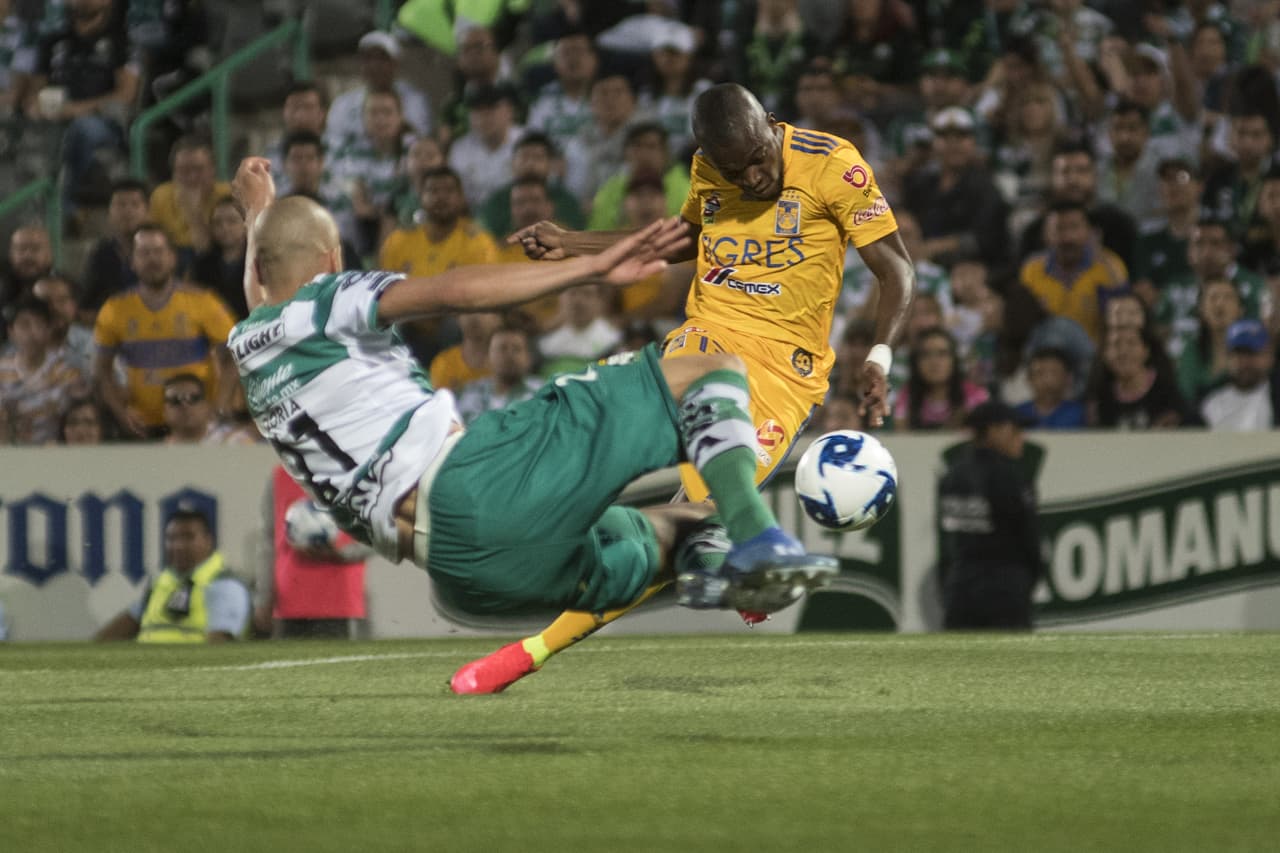 Enner Valencia fue de los jugadores más insistentes en el ataque de los Felinos pero entre los defensores y Jonathan Orozco, lograron neutralizarlo.