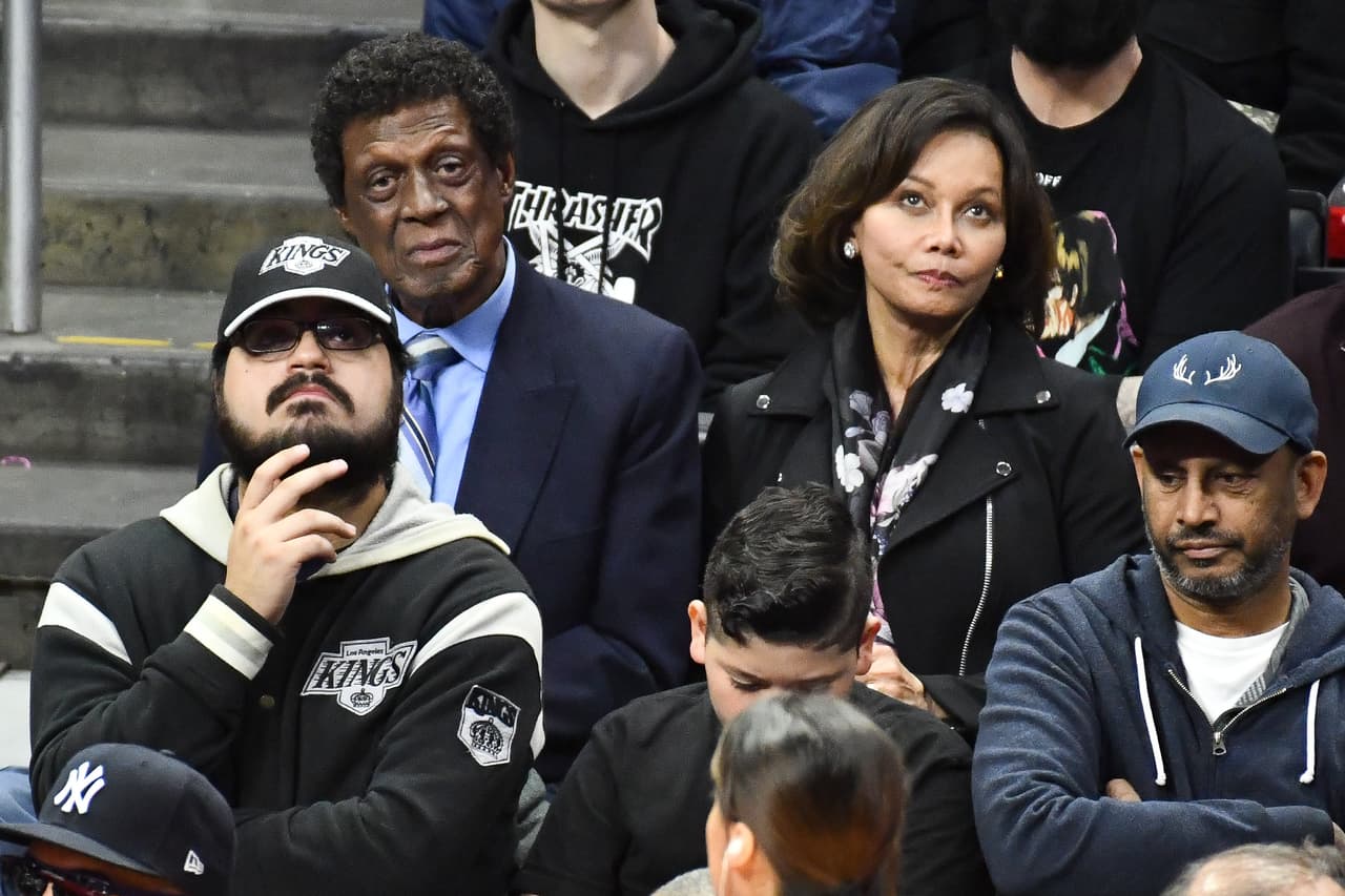 El triunfo de los Clippers en la noche del lunes, en Staples Center, contó con la presencia de varias celebridades entre las cuales se destacan Elgin Baylor (ex NBA), Ben Schwartz (actor), Billy Crystal (actor), Adam DeVine (actor), Chloe Bridges (actriz), P-Reala (rapero) y Floyd Mayweather Jrl (boxeador).