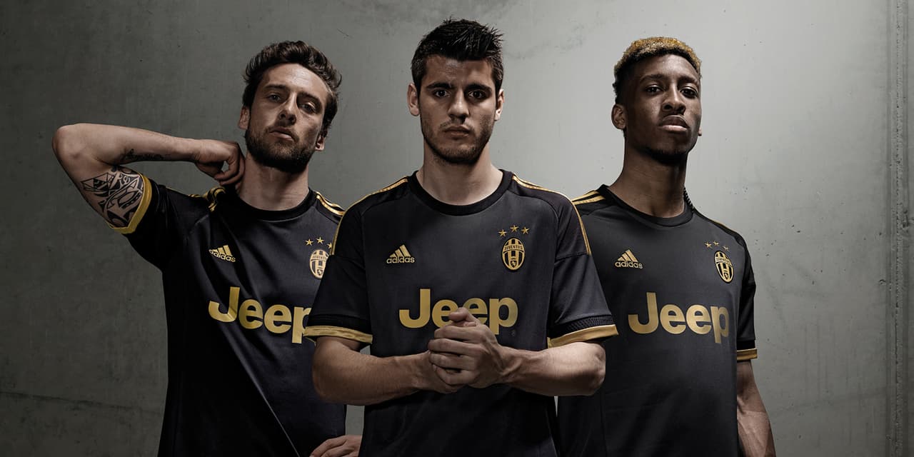 La Juventus presume las tres franjas de la marca, sus patrocinadores y su escudo en color dorado, como símbolo del éxito que ha tenido en Champions League a lo largo de su historia.