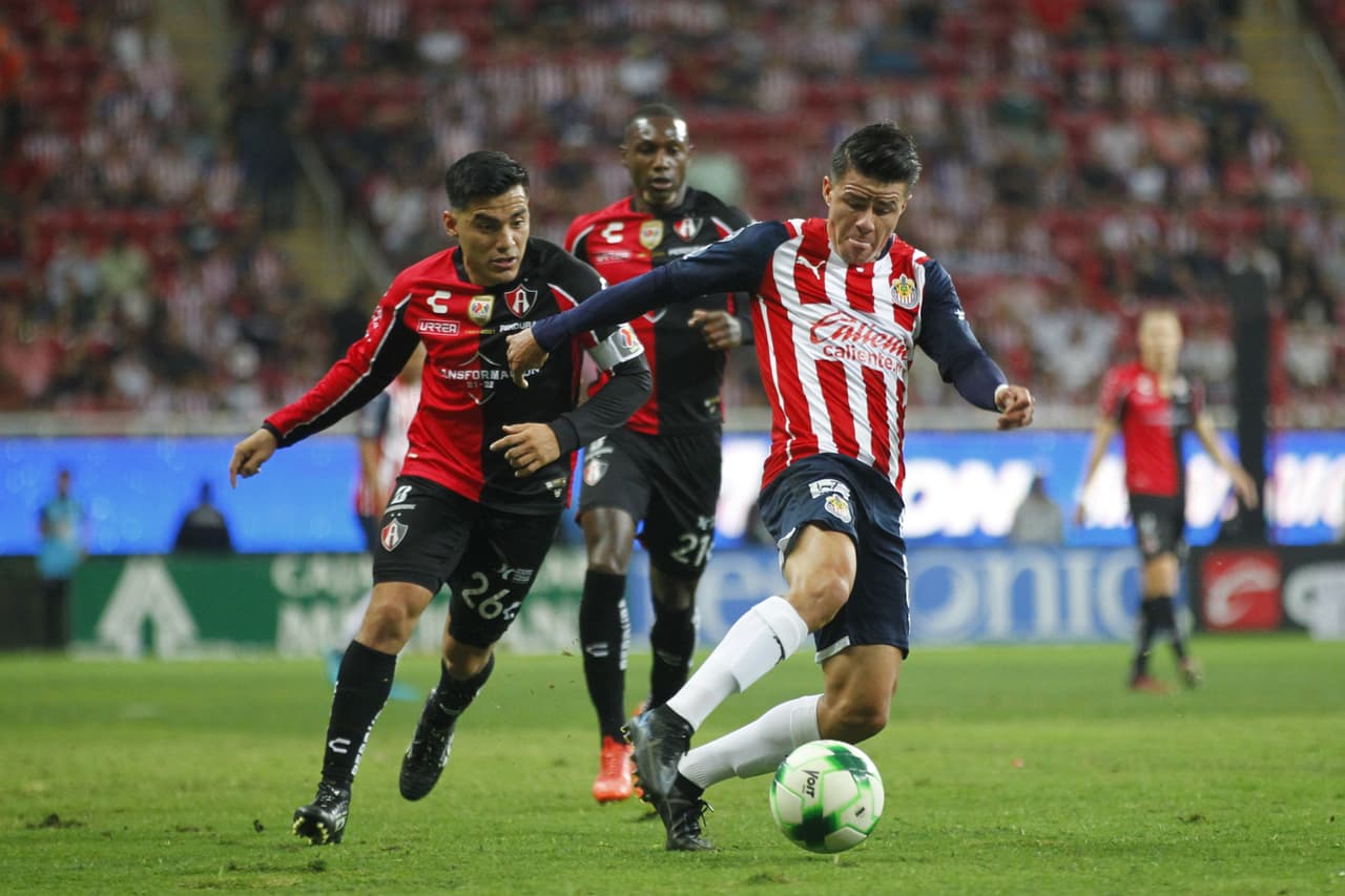 Chivas tardó 15 minutos en anotar el gol del descuento vía 'Chicote' Calderón, quien definió de media vuelta en un tiro de esquina para darle vida al Rebaño.