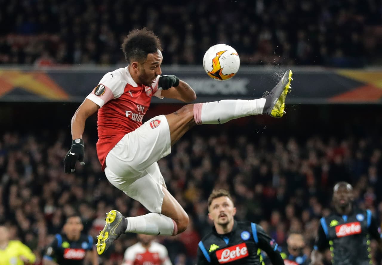 Es uno de los pocos que han superado a Usain Bolt en una carrera ya que lo logró en un sprint de 30 metros con un tiempo de 3.7 segundos.