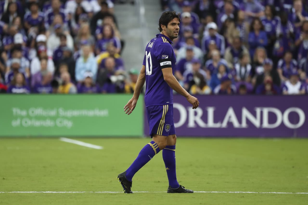 1. Kaká, Orlando City - $7.168 Millones USD: El brasileño que fuera campeón del mundo en 2002, sigue liderando a los mejor pagados de la liga por tercer año consecutivo. Kaká ha jugado muy poco en la actual temporada por temas de lesión, pero se espera regrese pronto para ayudar a los
<i>Lions</i> a clasificar a Playoffs por primera vez.