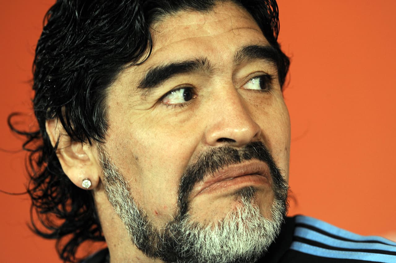 El argentino Diego Maradona no tuvo que ser durante mucho tiempo director técnico para llevar la polémica de su vida al banquillo. Aparte de sus comportamientos, se le recuerda en particular por su declaración al clasificar al Mundial de Sudáfrica 2010 y decirle a quienes lo criticaron "que se la chupen, se la chupen toda".