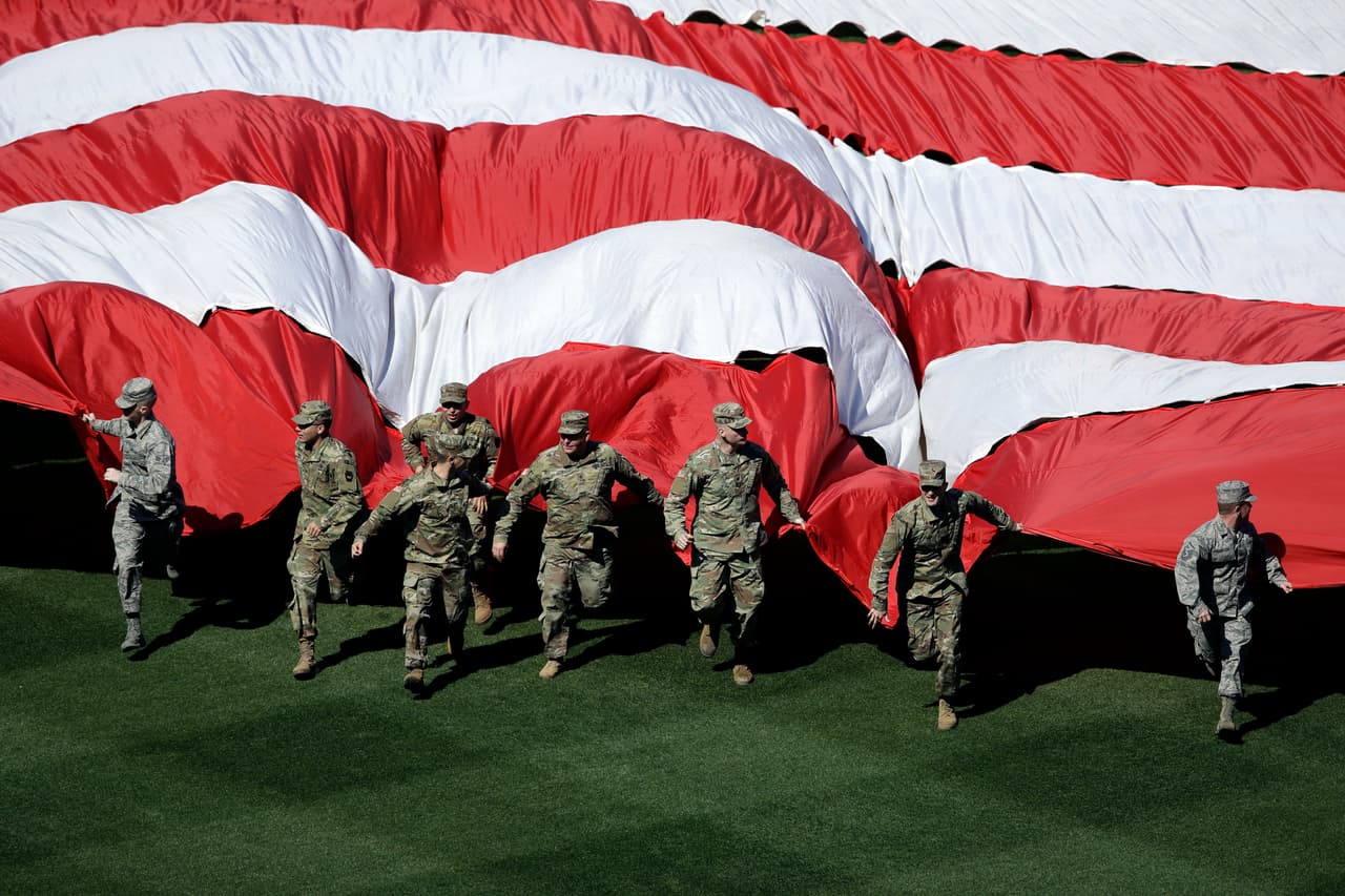 La fiesta en los partidos de comienzo de temporada de la MLB tuvo como ingrediente especial el colorido del que son elemento clave los protagonistas y los fanáticos en todos los escenarios.