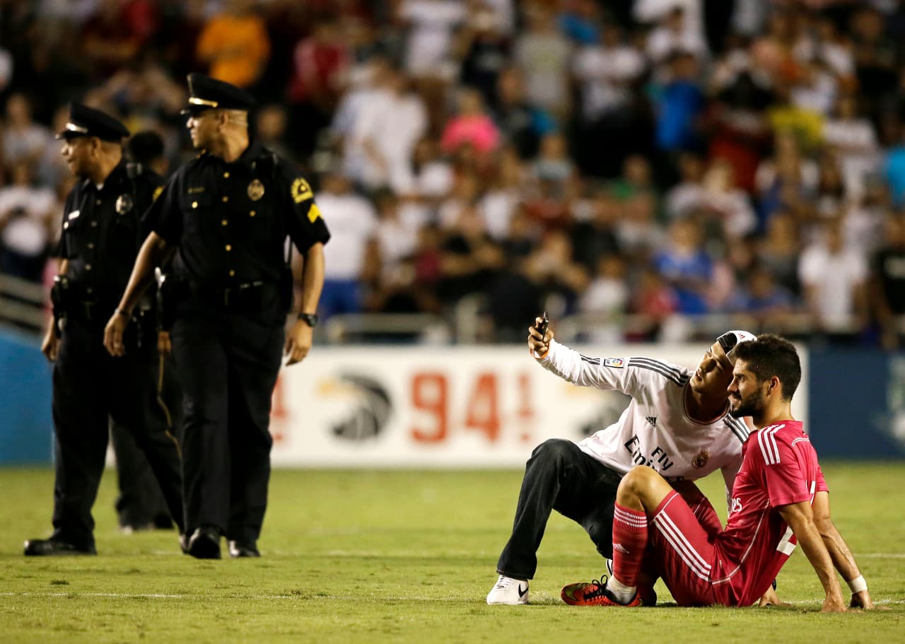 Un fan entró al campo para tomarse una foto con Isco.