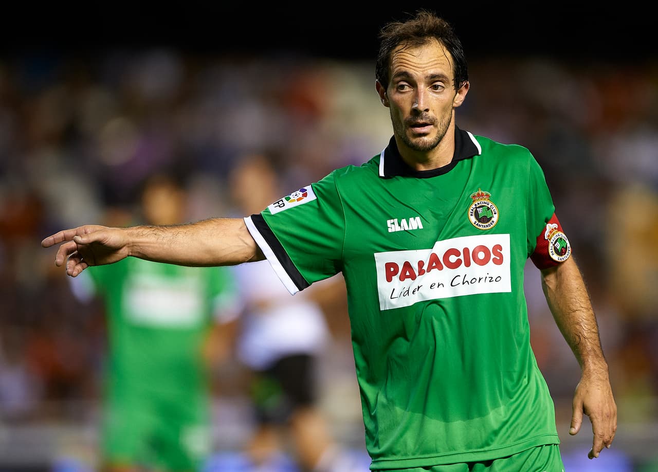 Pedro Munitis: este atacante de 1.65 metros se convirtió en todo un emblema de Racing de Santander, equipo del que fue goleador y figura en la Liga de España.