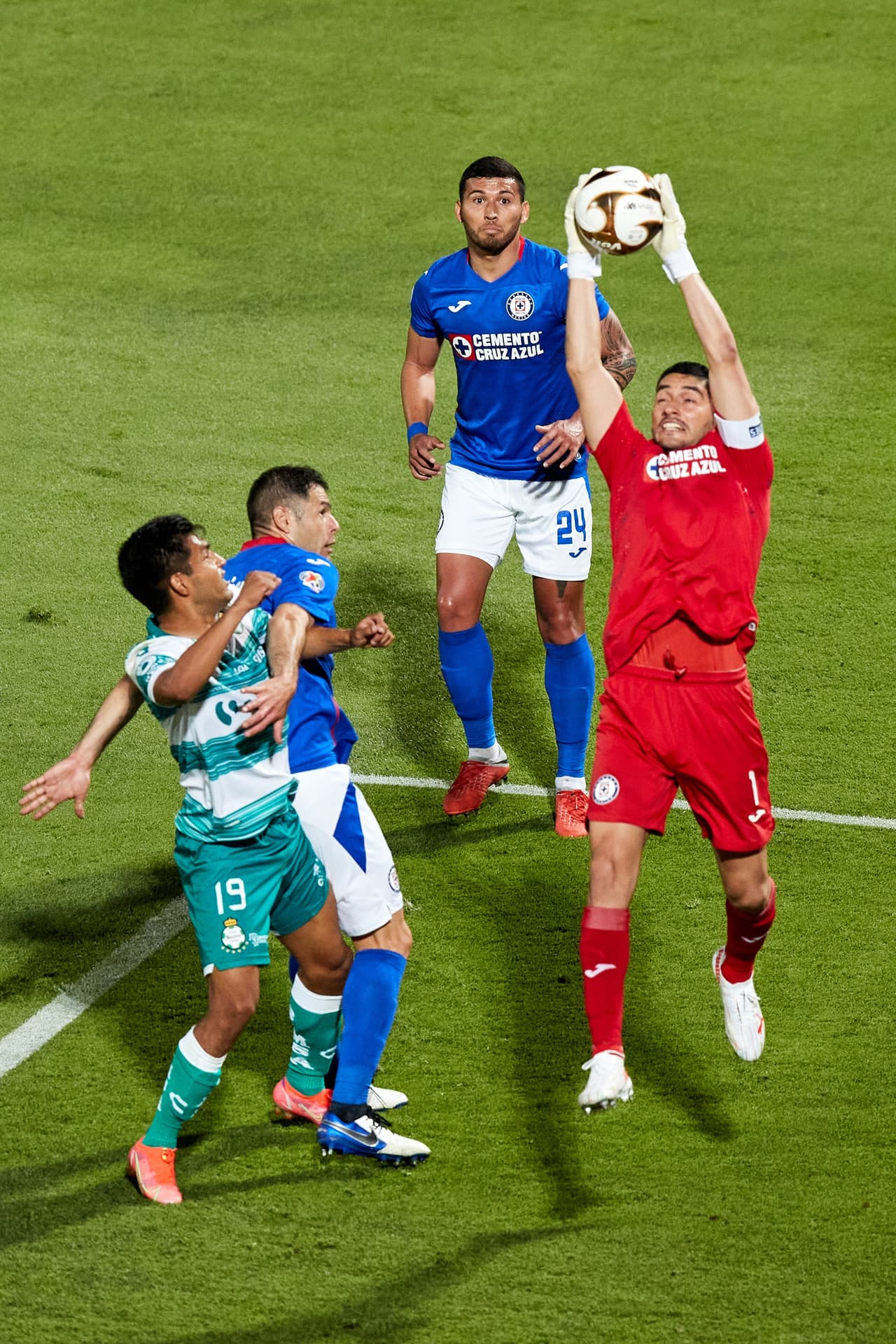 Luis Romo se encarga de darle la ventaja a Cruz Azul luego de vencer 0-1 a Santos en el Estadio Corona.