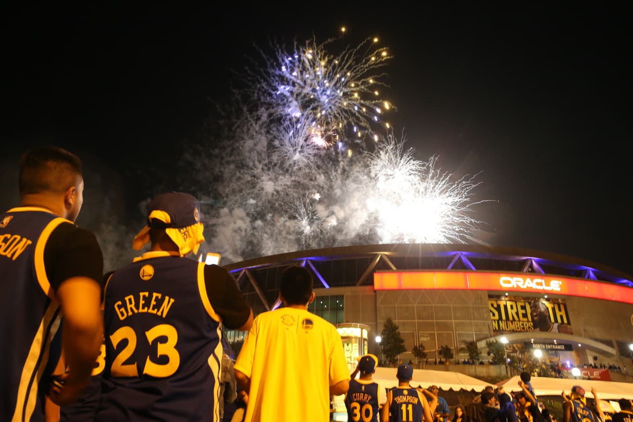 Fans de los Golden State Warriors celebraron en las calles de Oakland