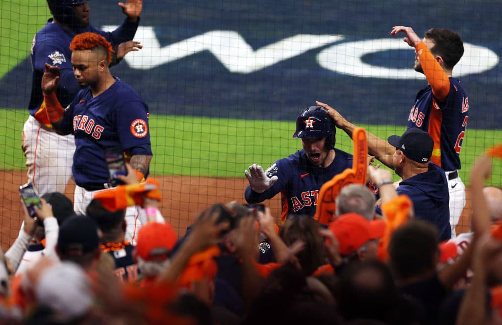Así fue la celebración en la banca de los Astros después del cuadrangular que pegó Alex Bregman en la parte baja de la quinta entrada.