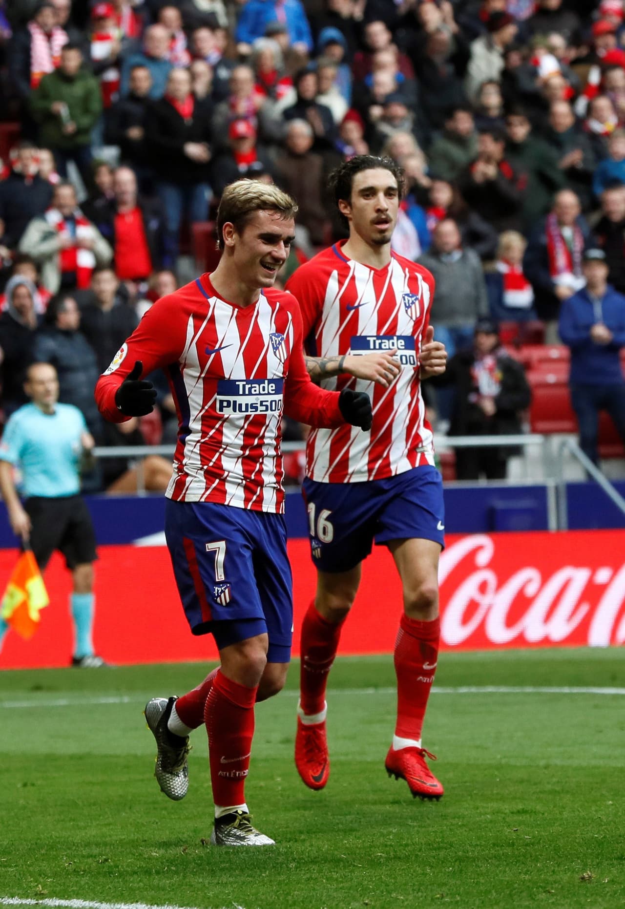 El delantero francés quedó con el arco para definir de volea y poner el 1-0 en el marcador, subiendo de esta manera los ánimos en el Metropolitano.