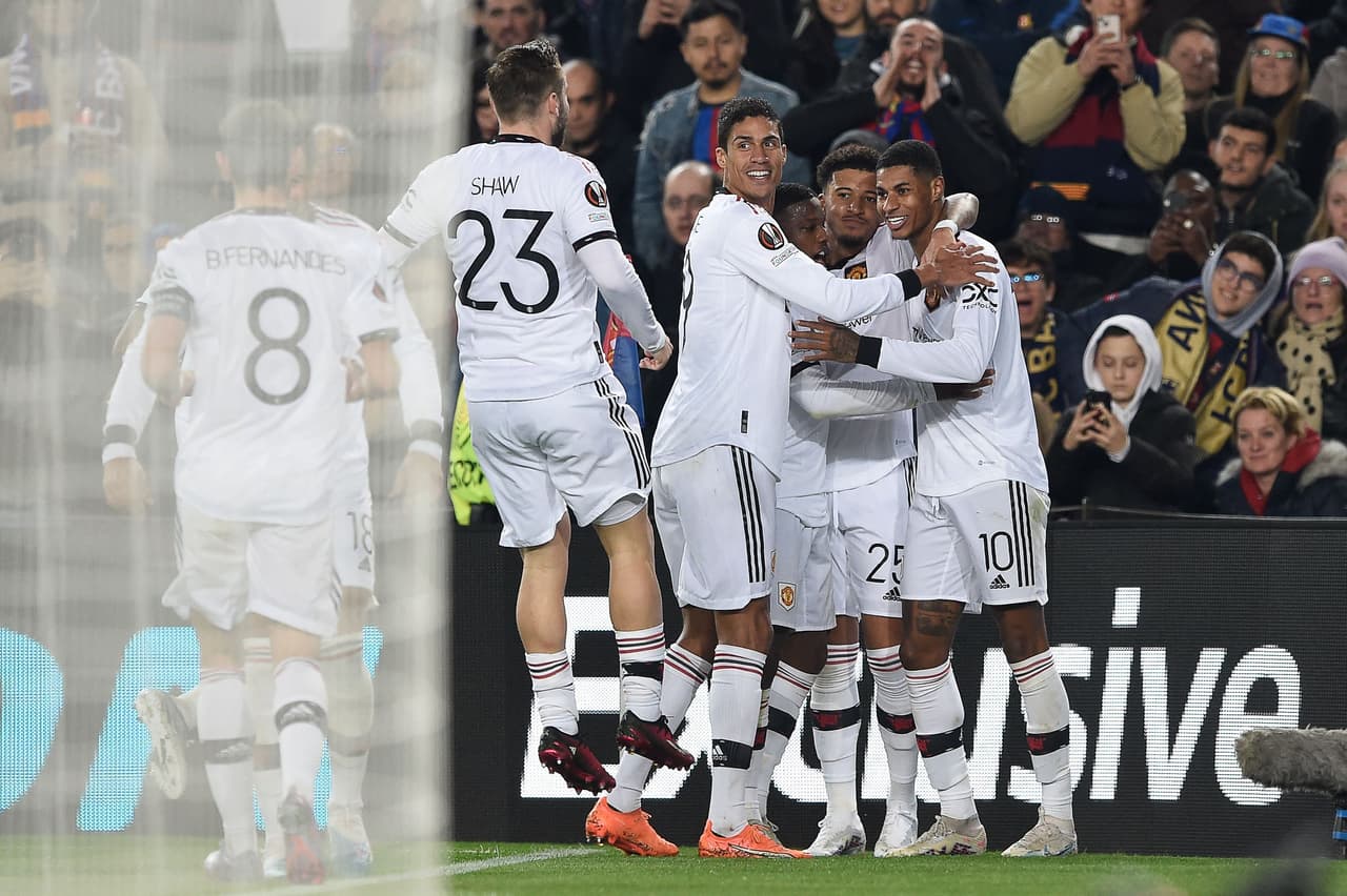 El Barcelona y el Manchester United empataron en la ida de los dieciseisavos de final de la Europa League; los goles culés fueron de Marcos Alonso y Rapinha y por los Devils marcaron Marcus Rashford y un autogol de Jules Koundé.