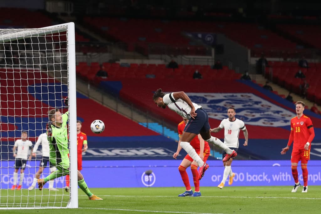 Una pelota difícil que le pasa a cuatro hombres y el guardameta galés duda en salir