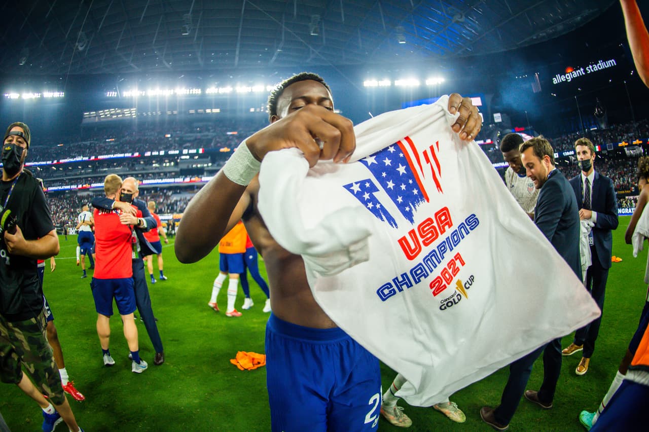 Efusividad y sorpresa… Team USA festejó en grande la obtención de su séptima Copa Oro de la Concacaf tras vencer a México en la Gran Final que se disputó en Las Vegas.