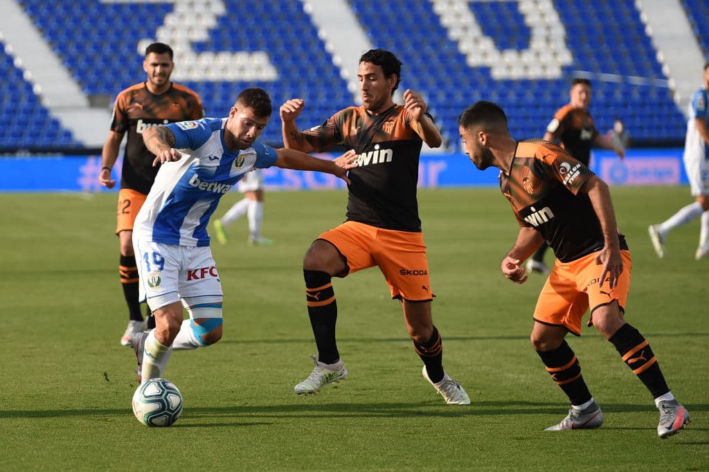Aitor Ruibal trata de quitarse la marca del español Daniel Parejo, pero la experiencia le gana al joven y termina perdiendo el balón.