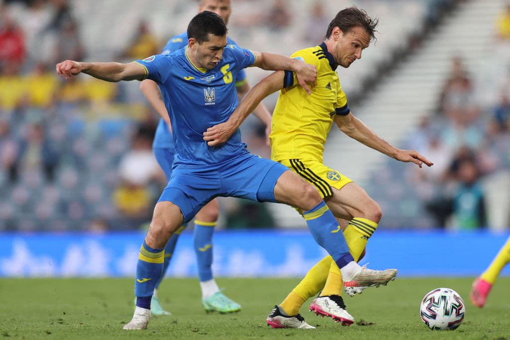 Ucrania lo hace y deja fuera a Suecia en tiempos extra con marcador de 2-1; consigue su pase a Cuartos de Final en la Euro 2020. Oleksandr Zinchenko abría el marcador al minuto 27, pero el sueco Emil Forsberg empataba el encuentro al 43'. Quien le da la victoria y el pase a la siguiente ronda a los ucranianos, es Artem Dovbyk al 120+1', quienes enfrentarán a Inglaterra este sábado.