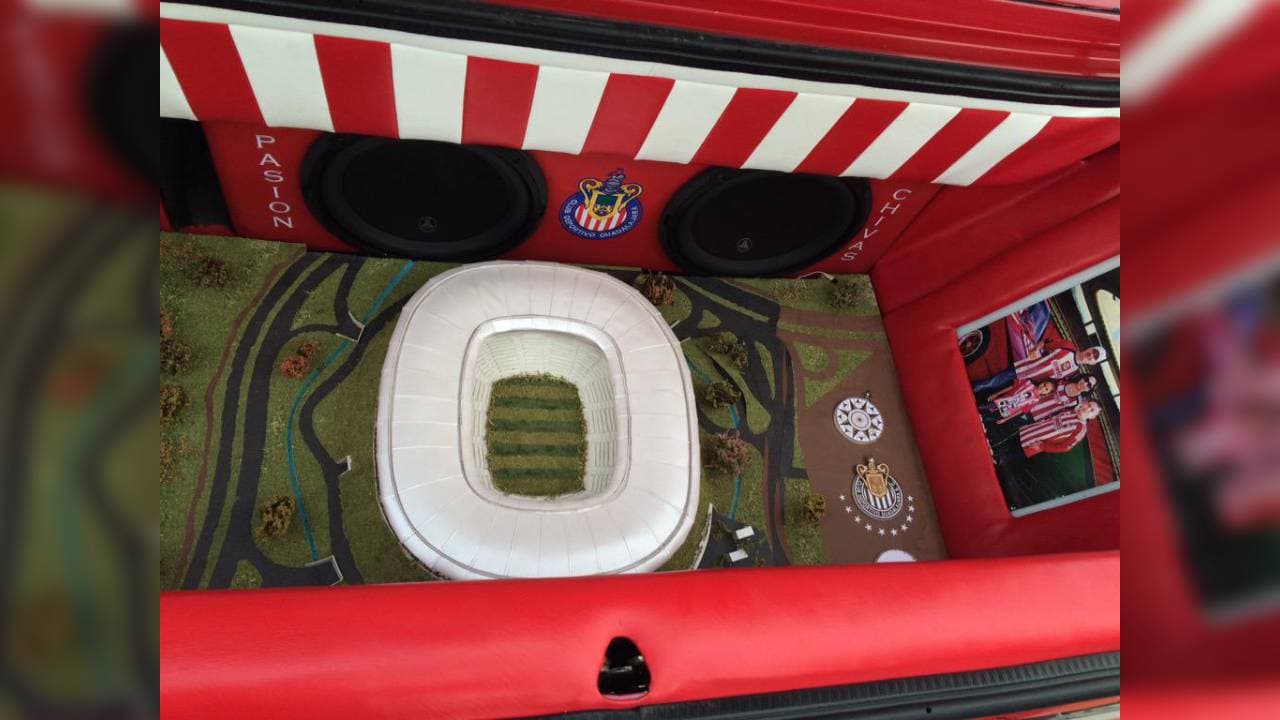 El estadio Chiva en el maletero.