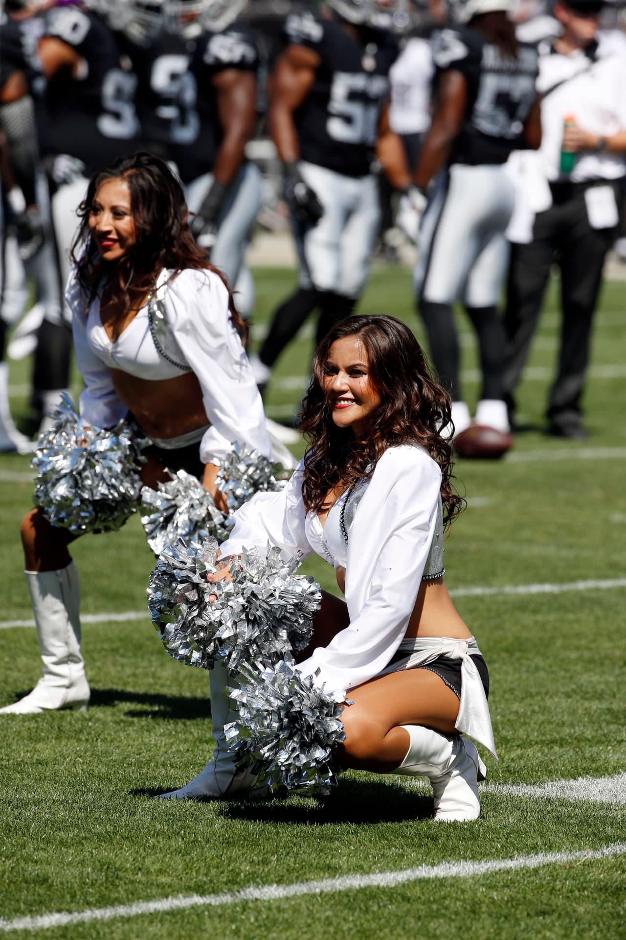 Cuatro temporadas deleitando a los fans de la NFL. Brandi está en las filas de las fabulosas Raiderettes y te presentamos las mejores tomas de ella.