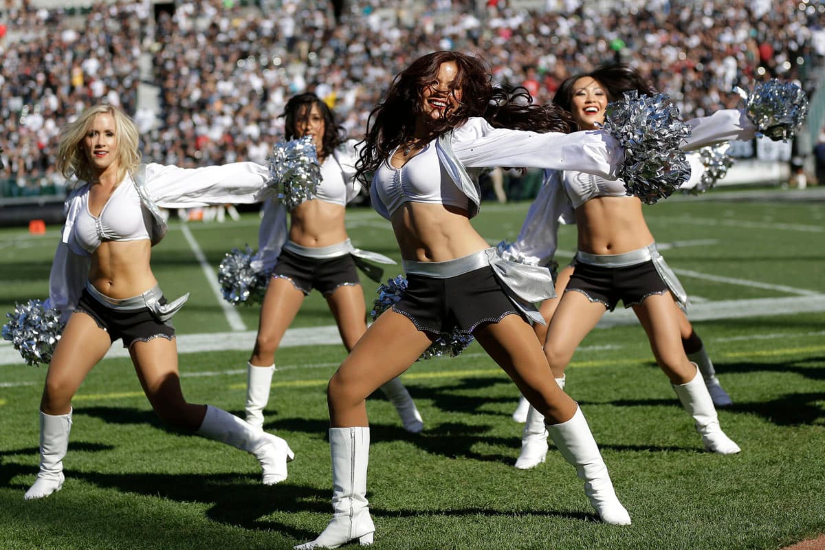 Cuatro temporadas deleitando a los fans de la NFL. Brandi está en las filas de las fabulosas Raiderettes y te presentamos las mejores tomas de ella.