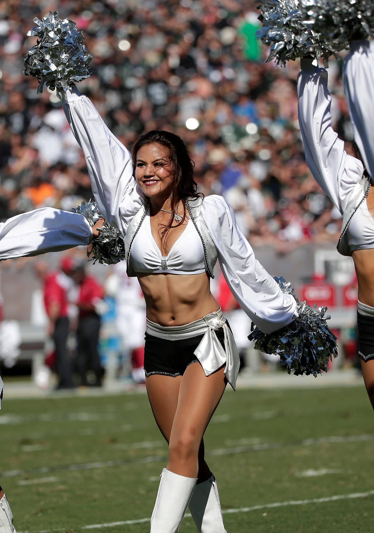 Cuatro temporadas deleitando a los fans de la NFL. Brandi está en las filas de las fabulosas Raiderettes y te presentamos las mejores tomas de ella.