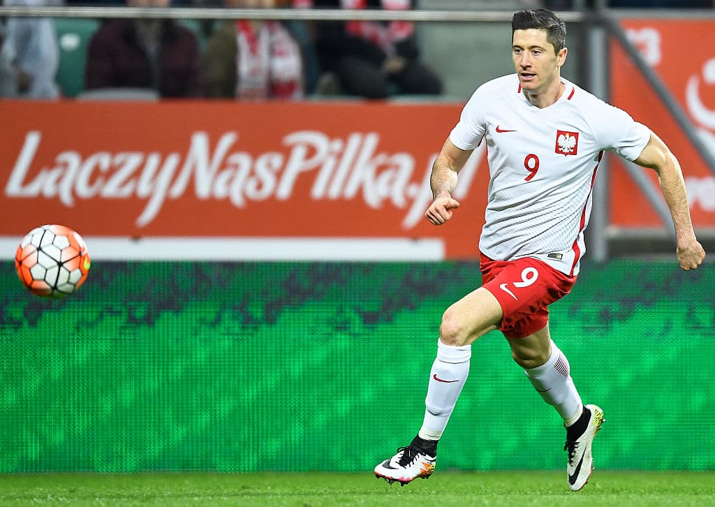 Robert Lewandowski - Delantero de poder que milita en el Bayern Munich tendrá las esperanzas de Polonia en sus botines. Es el perfecto nueve, lo que significa que no únicamente puede rematar, también puede generarse sus propias jugadas de gol.