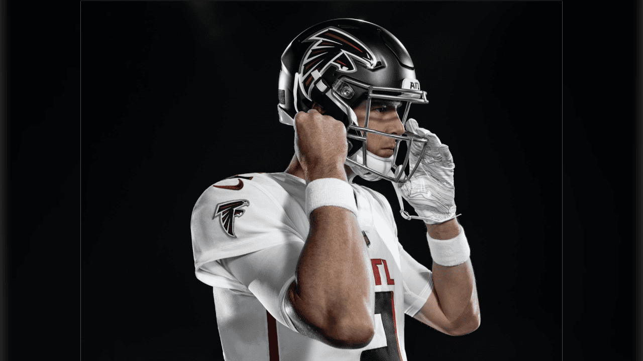 ¡Los Falcons presentan su nueva indumentaria! Con una gran variación en sus uniformes donde se eliminaron líneas en los hombros ahora predominan las tonalidades a un solo color. Así se prepara el equipo de Matt Ryan en la búsqueda de instalarse en otro Super Bowl.