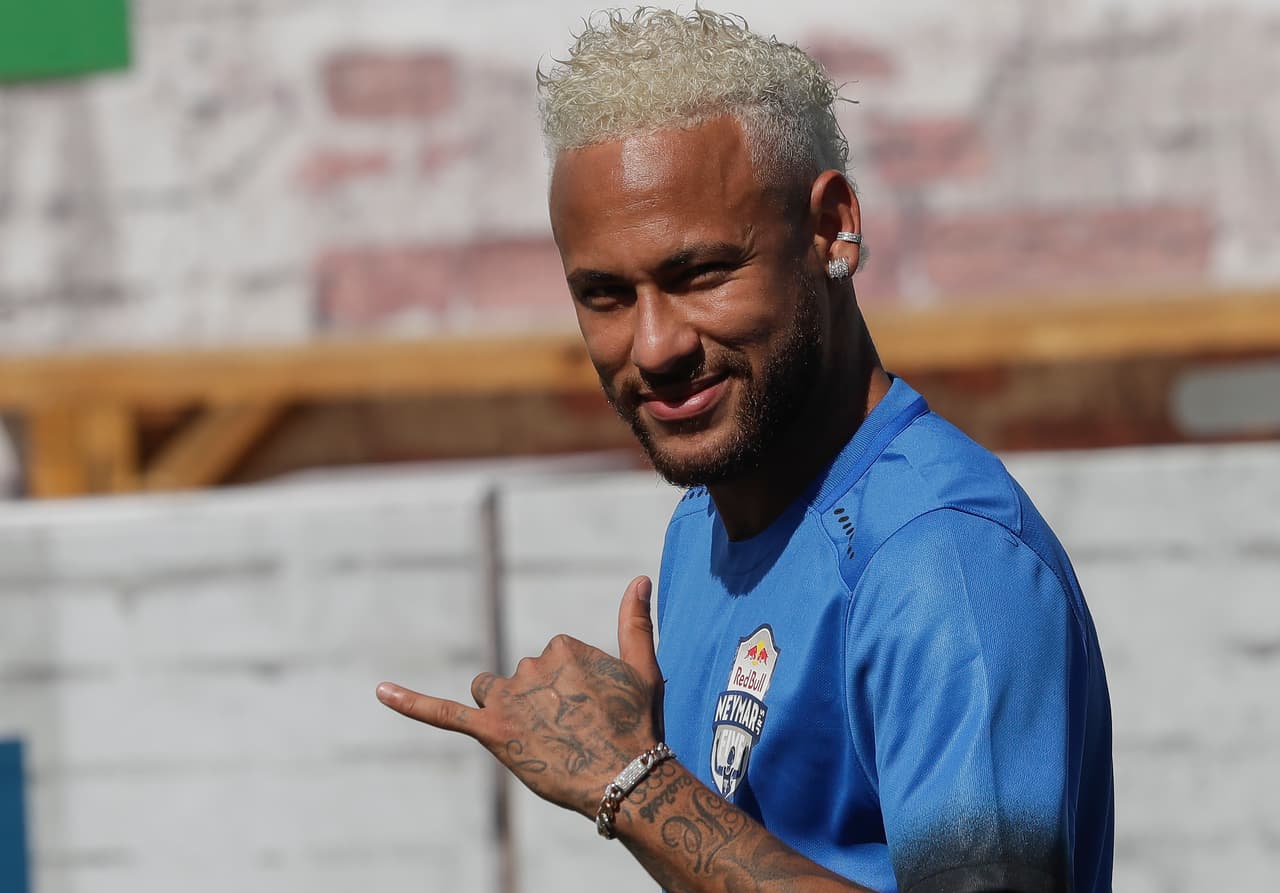 <b>Neymar Jr. $185 millones de dólares.</b> En su entorno dicen que se fue del Barça para ganar el Balón de Oro pero no ha pesado lo suficiente en el PSG. Otros dicen que por dinero y aquí lo tenemos entre los mejores pagados del mundo.