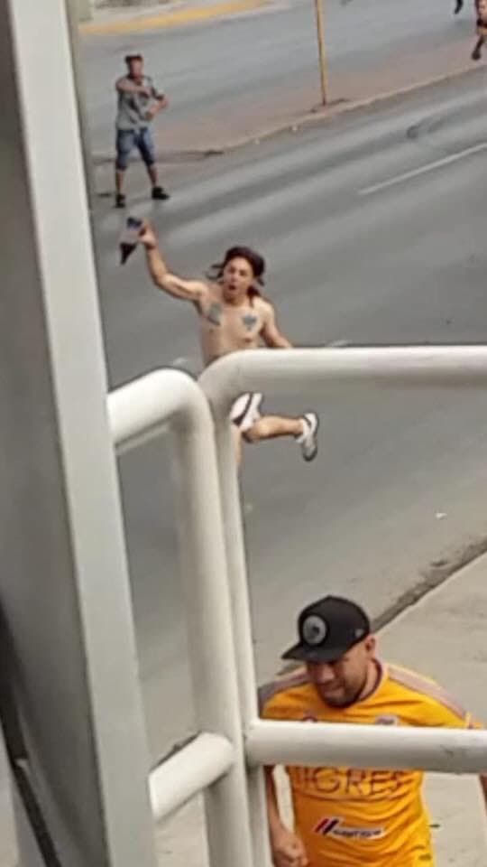 El momento en que uno de los fanáticos de Tigres busca huir ante la agresión inminente.