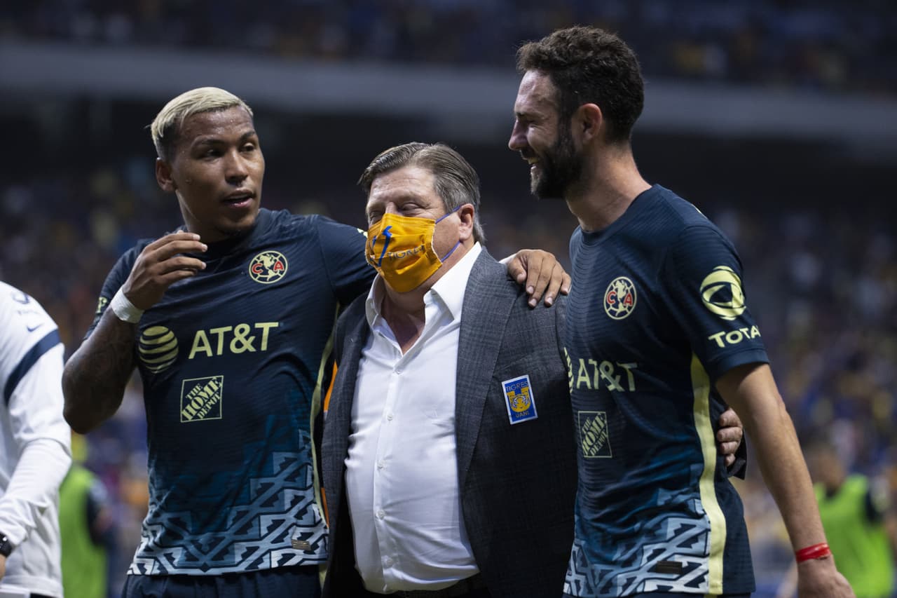 Los jugadores del América fueron a saludar a su exentrenador.