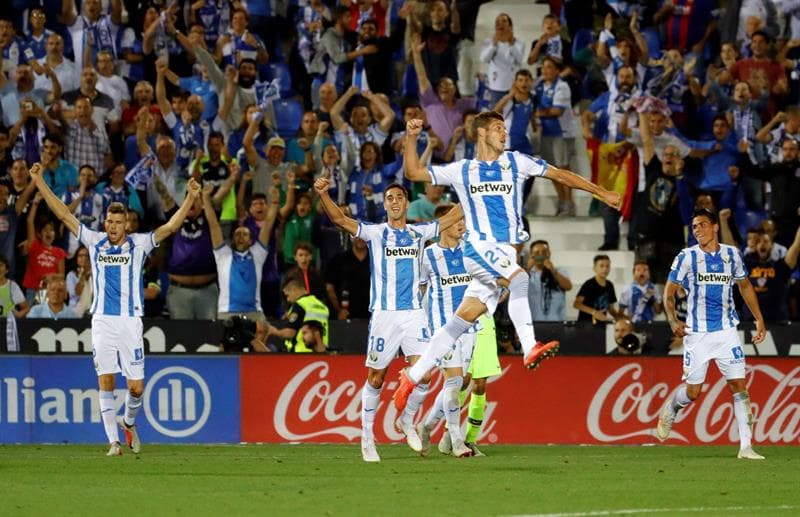 Fuesta absoluta pues en apenas dos minutos le dieron la vuelta a un partido contra el líder y actual campeón de la Liga de España.