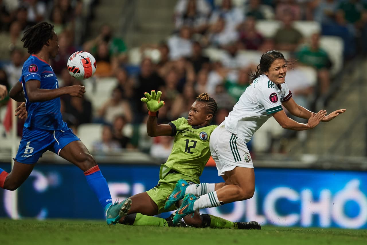Dos penales en contra al 12’ y al 64’, condenaron a México cuando parecía encontrar el empate. En la recta final, un golazo de tiro libre ponía el 3-0 definitivo para Haití que dejó al Tri con un pie fuera de la Copa del Mundo.