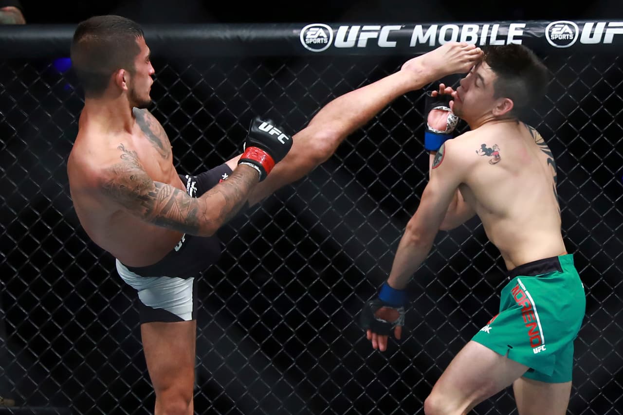 MEXICO CITY, MEXICO - AUGUST 05: Sergio Pettis punches Brandon Moreno during the UFC Fight Night Mexico City at Arena Ciudad de Mexico on August 05, 2017 in Mexico City, Mexico. (Photo by Hector Vivas/Getty Images)