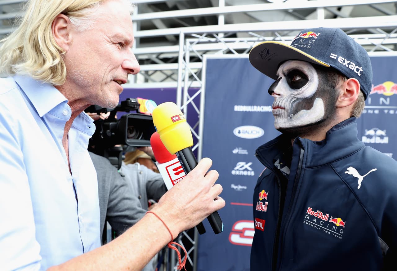 Reporteros de todo el mundo volcaron su atención en los pilotos, que de esta manera rindieron homenaje a las tradiciones mexicanas.