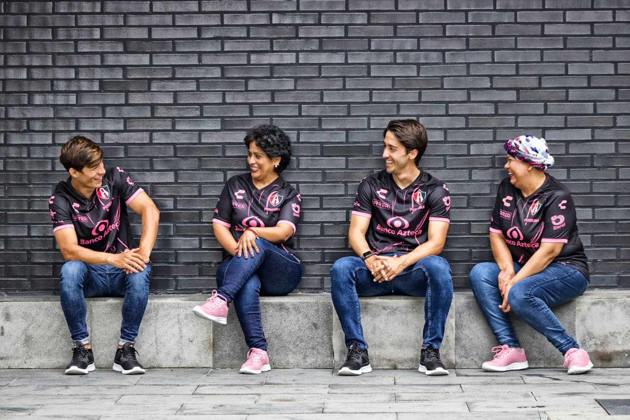Atlas y Santos presente unos hermosos jerseys de edición especial para apoyar a la lucha frente al Cáncer de Mama en México.