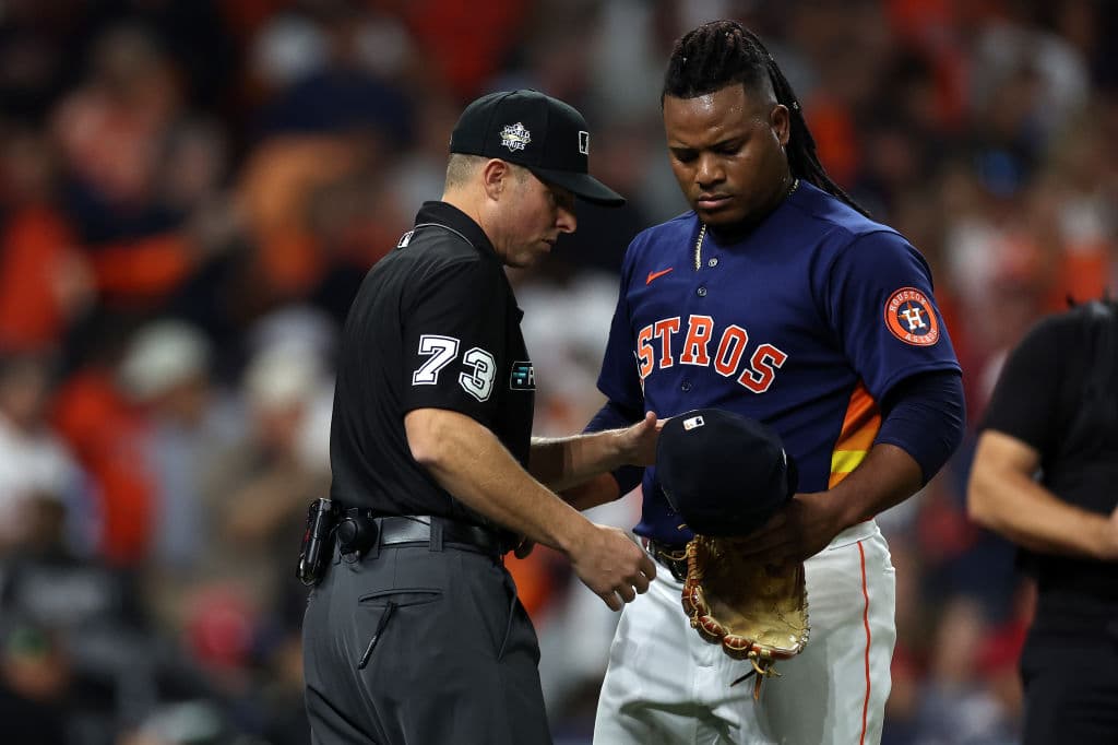 Tripp Gibson debió revisar el guante de Framber Valdez durante la primera entrada; buscaba sustencias ilegales en el guante del serpentinero.