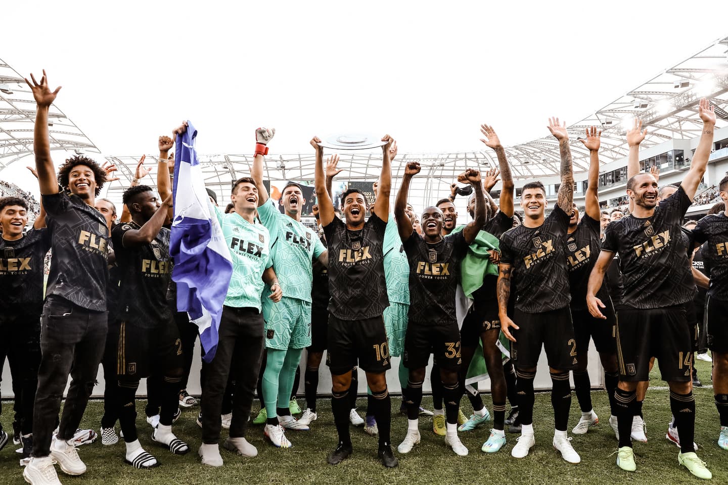 LAFC y Carlos Vela festejan los 5 años del club con su nueva playera, TUDN  MLS