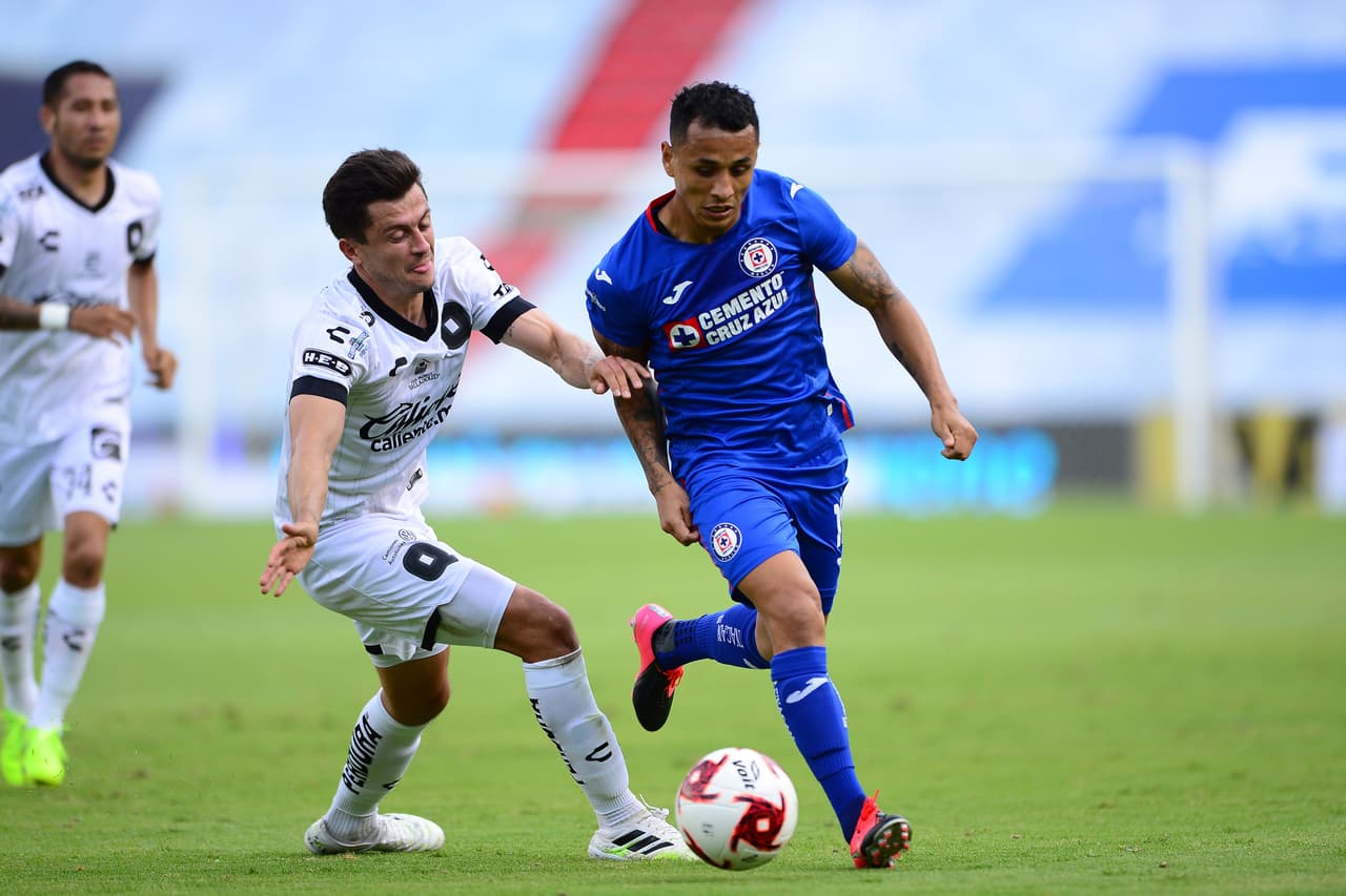 Querétaro termina la racha de Cruz Azul y consigue su primera victoria del torneo.