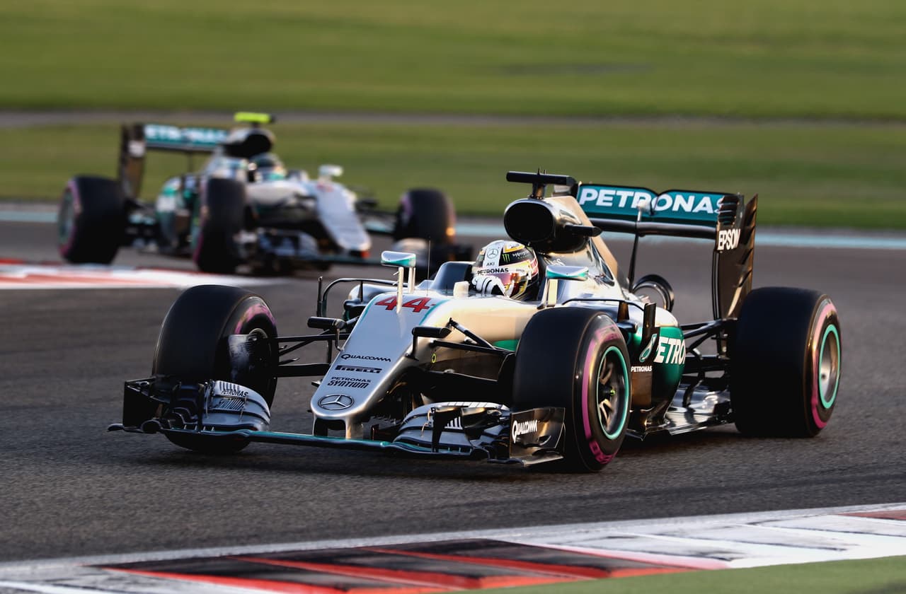 El nuevo campeón mundial fue valiente en la carrera de cierre y aguantó la presión final para conservar el lugar que le dio la corona. Hamilton necesitaba ganar en Abu Dhabi y esperar que Rosberg no terminara en el podio, algo que no se produjo.