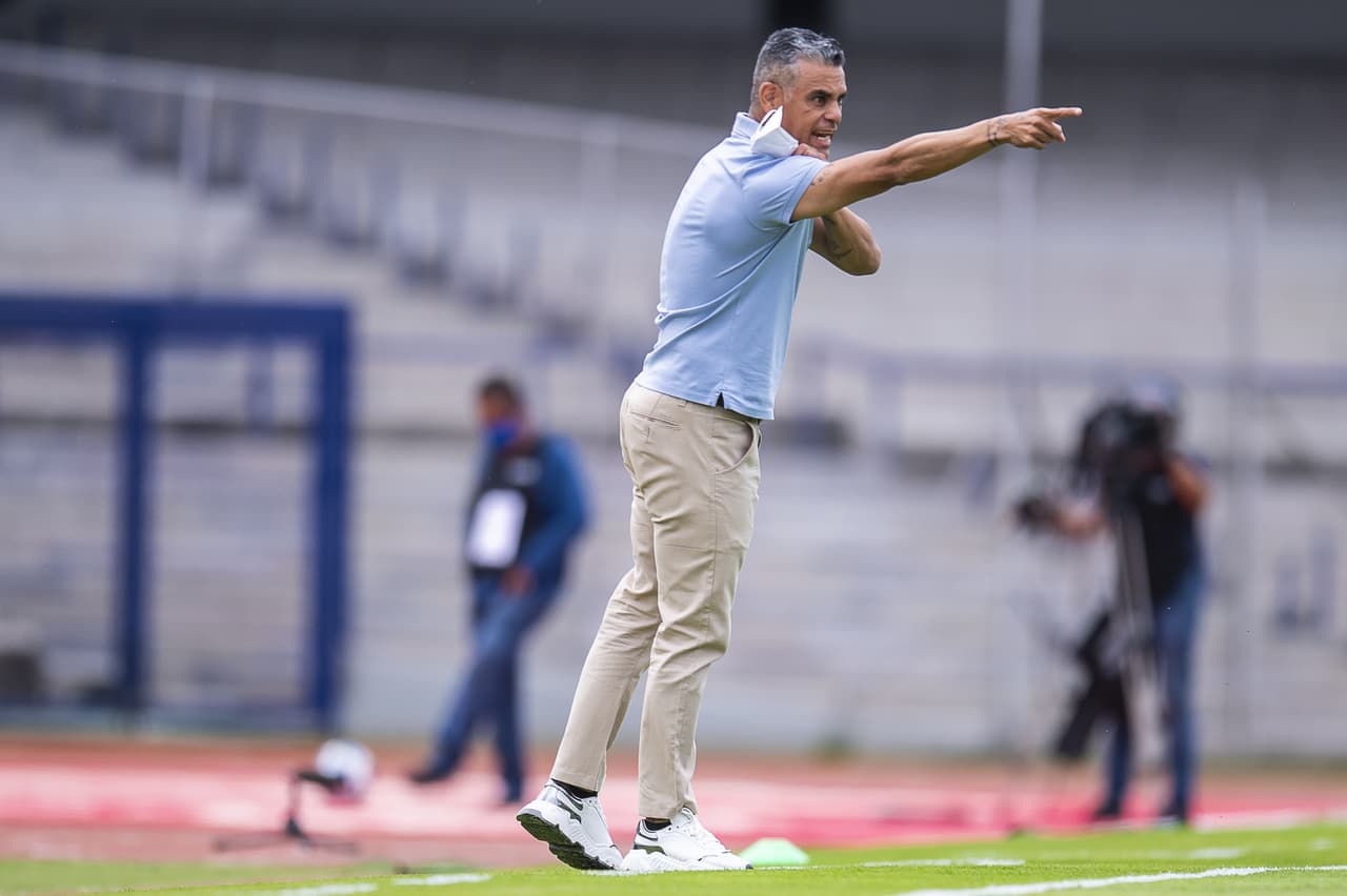 Pumas y Querétaro terminan el encuentro sin goles durante la cuarta Jornada del torneo Apertura Grita México 2021. La escuadra universitaria se quedó con 10 hombres al minuto 89' tras la expulsión de Fabio Álvarez por una patada. Los universitarios se enfrentarán ante Necaxa y los 'gallos blancos' ante Tigres en la próxima jornada.