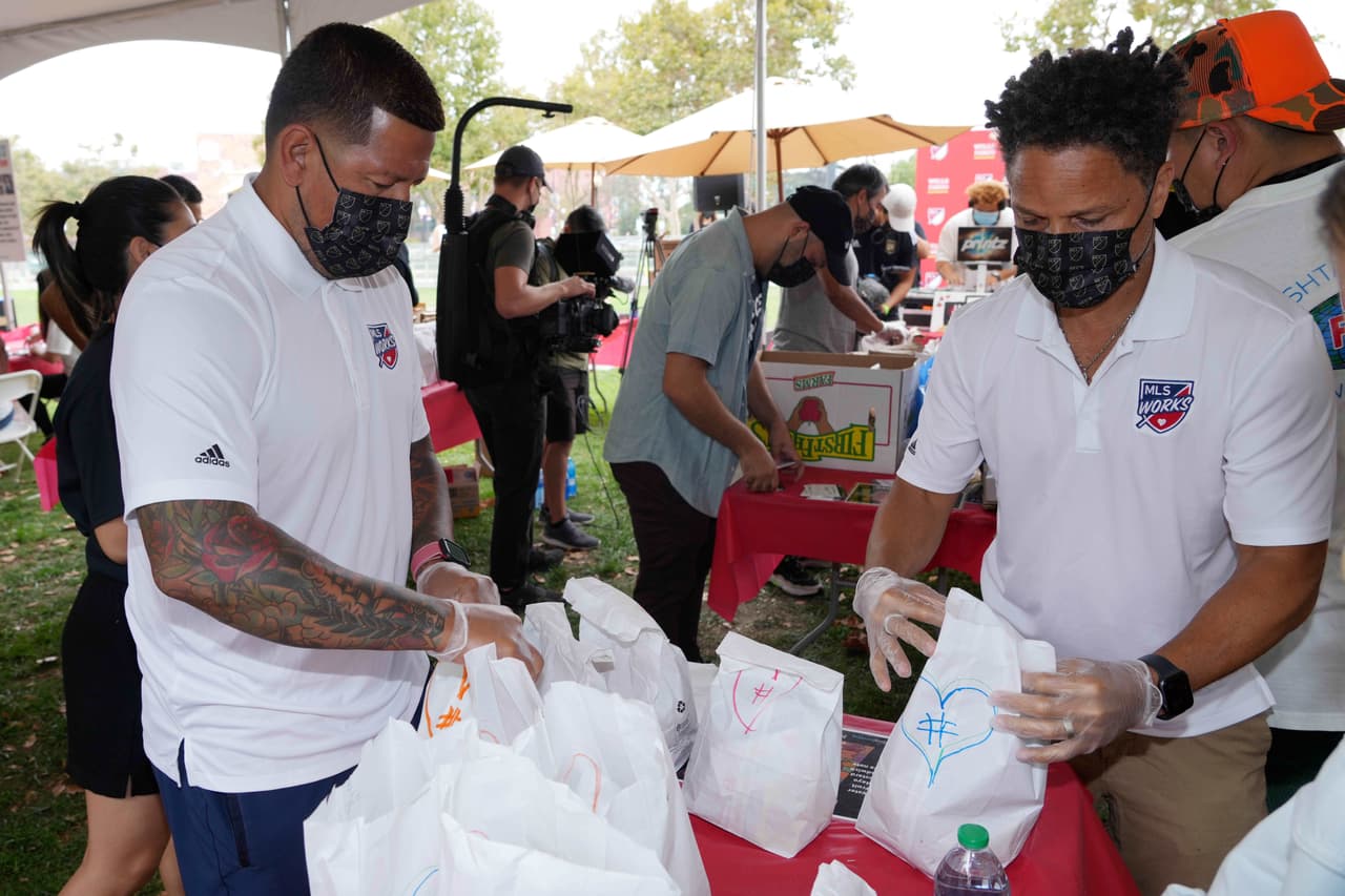 Ellos, junto con MLS Works -la iniciativa de la liga para llevar acciones de alcance comunitario-, Wells Fargo y decenas de aficionados y voluntarios unieron fuerzas para llevar a cabo una acción solidaria.
<br>